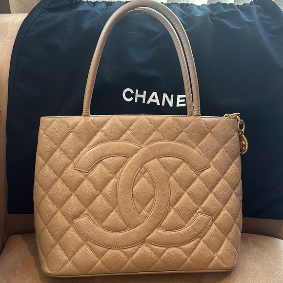 Authentic Chanel Caviar Leather Medallion Tote Quilted Reprint Shoulder Bag CC - Picture 7 of 7